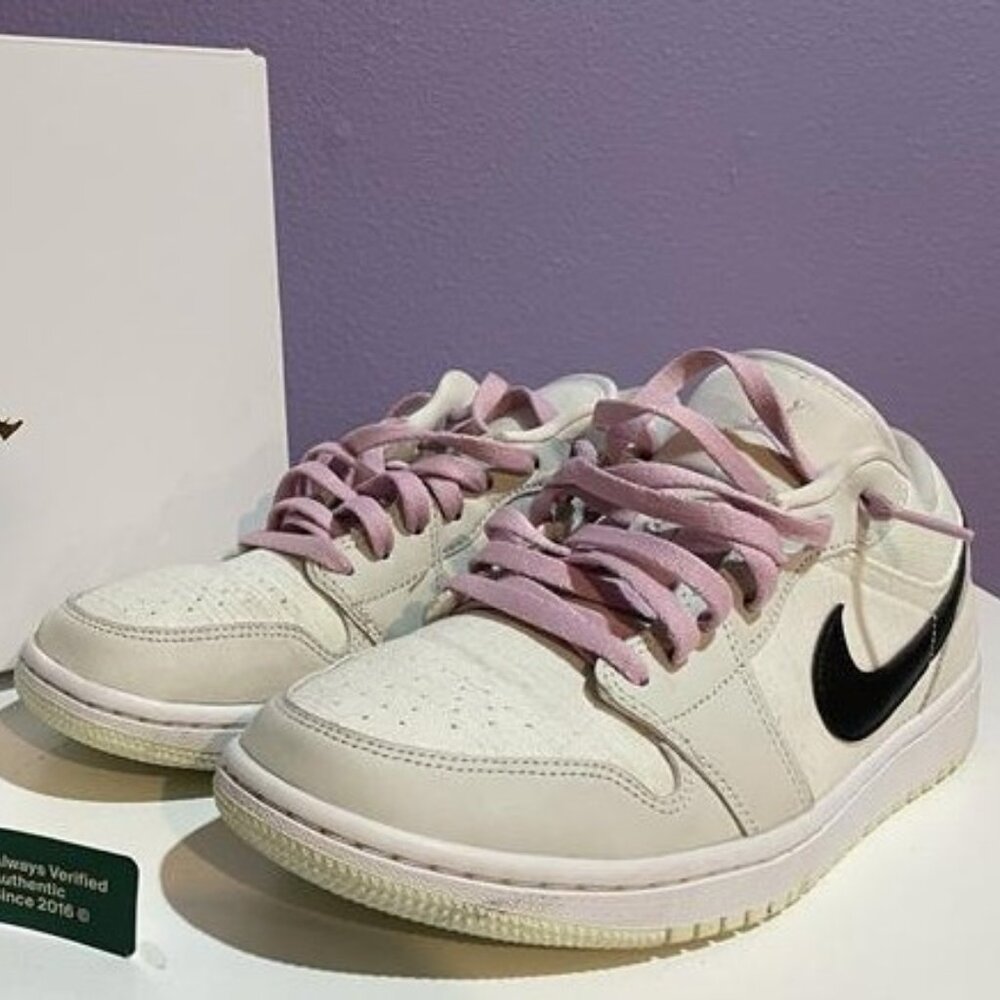 Jordan 1 barely green SE (size 12W)(size 10.5M)
